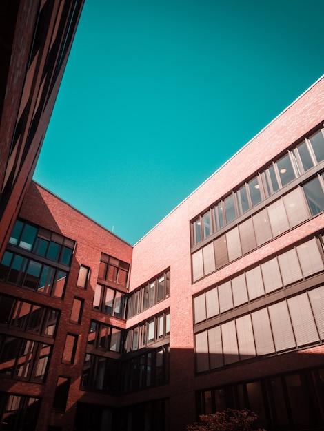 Braunes Betongebäude und klarer blauer Himmel