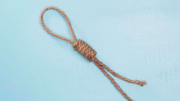 Braunes festes Seil mit einem schwierigen Knoten