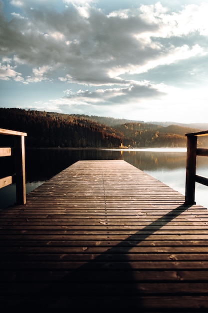 Braunes hölzernes Dock am See während des Tages