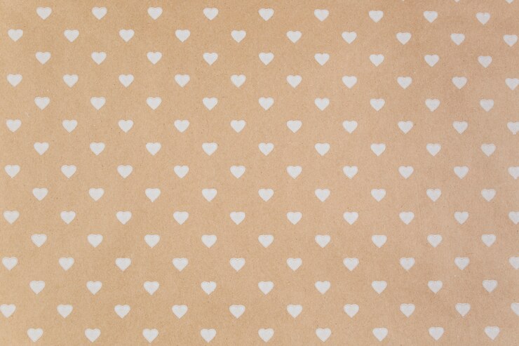 Kostenlose Foto braunes papier mit weißen herzen