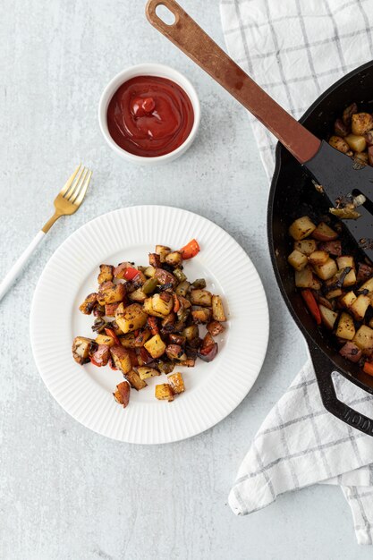 Braunes und rotes Essen auf weißer Keramikplatte