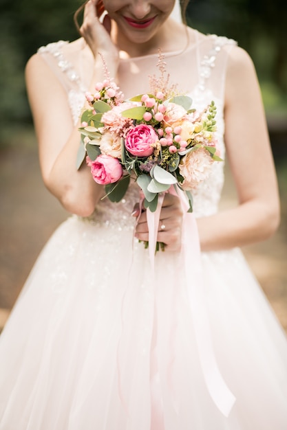 Braut an ihrem Hochzeitstag