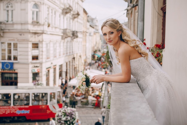 Braut auf dem Balkon mit Stadt Hintergrund