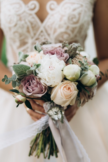 Braut hält den schönen Brautblumenstrauß, Abschluss hoch