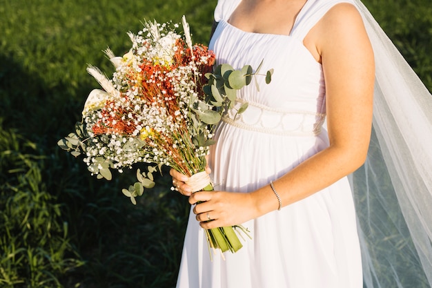 Kostenloses Foto braut mit blumenstrauß