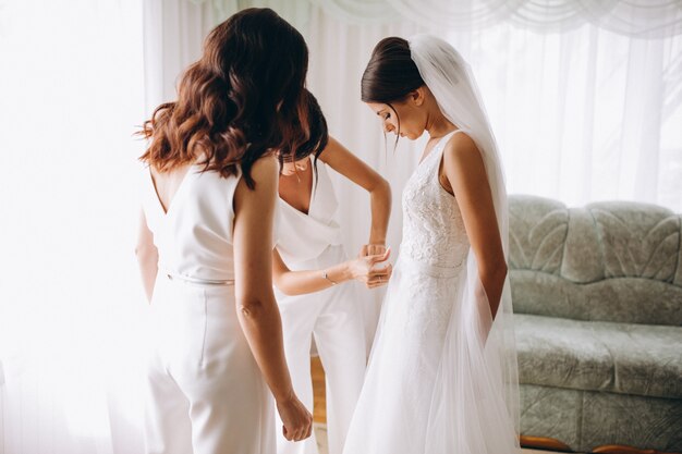 Braut mit Brautjungfern für die Hochzeit vorbereiten