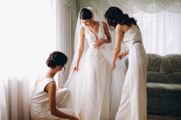 Braut mit Brautjungfern für die Hochzeit vorbereiten