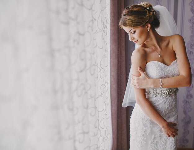 Braut mit einem Hochzeitskleid