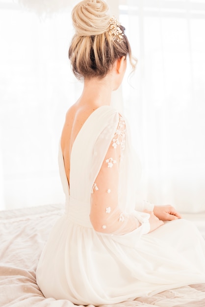 Braut mit Hochzeitskleid