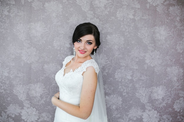 Braut mit ihrem Kleid posiert