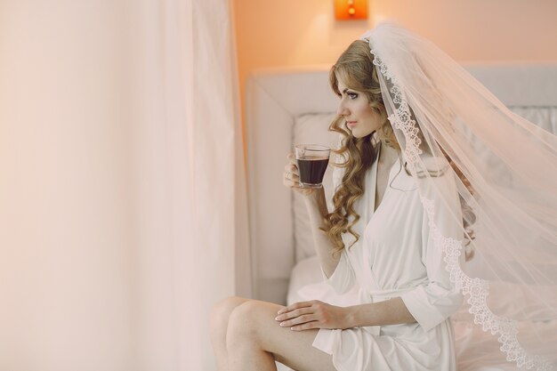 Braut sitzt mit einer Tasse