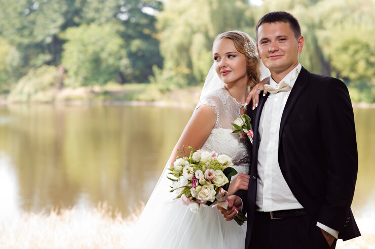 Kostenlose Foto braut und bräutigam auf dem weg