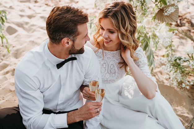 Braut und Bräutigam haben ihre Hochzeit am Strand