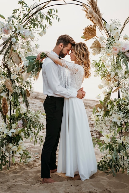 Braut und Bräutigam haben ihre Hochzeit am Strand