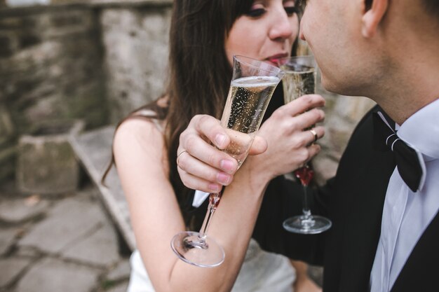 Braut und Bräutigam mit Champagner rösten