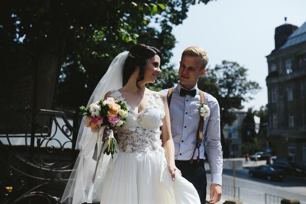 Braut und Bräutigam posieren auf den Straßen der Altstadt
