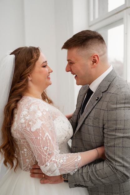 Kostenloses Foto braut und bräutigam posieren glücklich zusammen nach der trauung