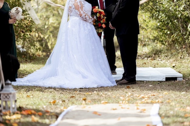 Braut und Bräutigam stehen an ihrem Hochzeitstag voreinander