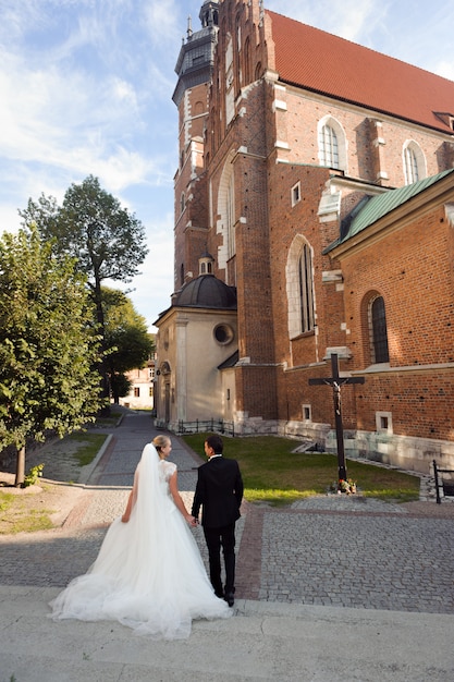 Kostenloses Foto braut und bräutigam vor der hochzeit