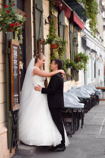 Braut und Bräutigam vor der Hochzeit