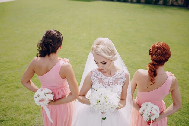 Braut und bridemaids mit Bouquets