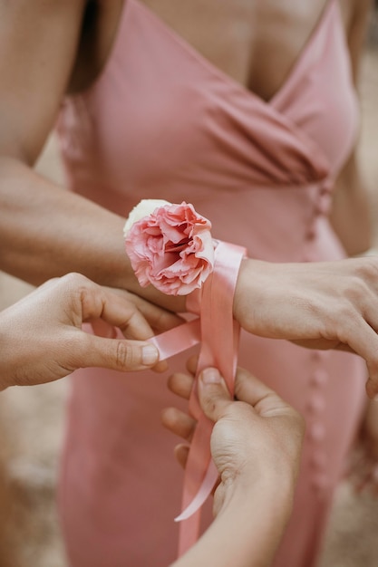 Brautjungfern in hübschen Kleidern feiern die Hochzeit im Freien