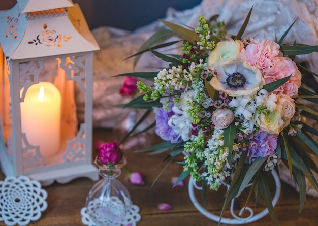 Brautstrauß mit Kerze und Hochzeitsmaterial