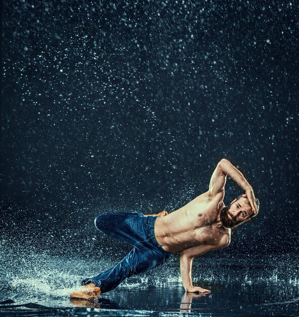 Breakdancer im Wasser