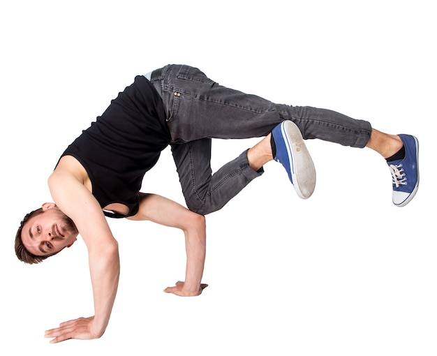 Breakdancer macht Handstand vor weißem Hintergrund