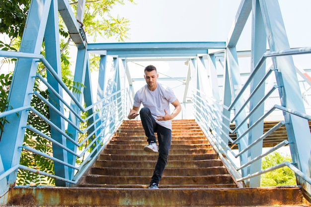 Breakdancer posiert auf der Treppe