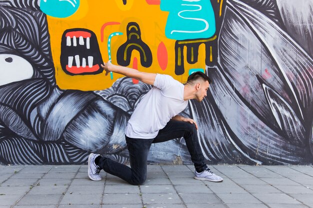 Breakdancer-Tanzen auf gemaltem Wandhintergrund
