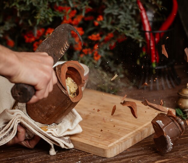 Brechen des Piti-Tonwarenglases mit großem Messer.