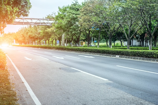 Breite Asphaltstraße ohne Autos