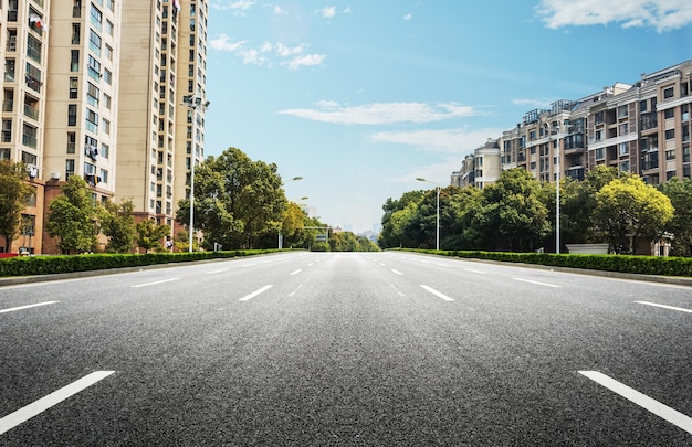 Breite Straße mit Gebäuden auf beiden Seiten