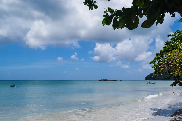 Breiter Schuss eines schönen Sandstrandes mit einem bewölkten blauen Himmel im Hintergrund