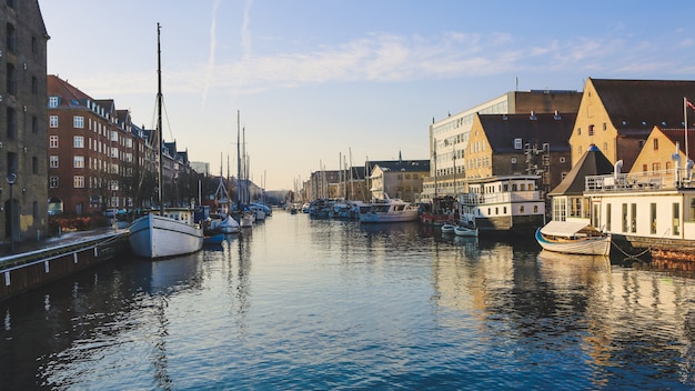 Breiter Schuss von Booten auf dem Gewässer nahe Gebäuden in Christianshavn, Kopenhagen, Dänemark