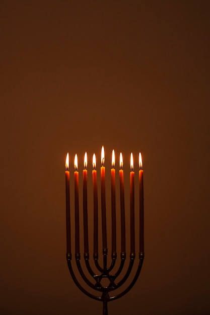 Brennen des religiösen Kerzenständers