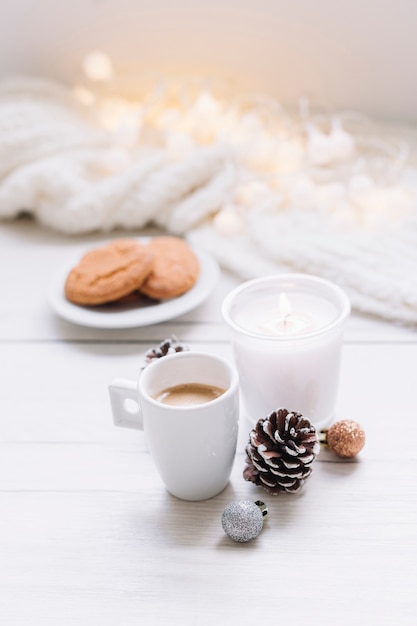 Brennende Kerze mit Kaffeetasse