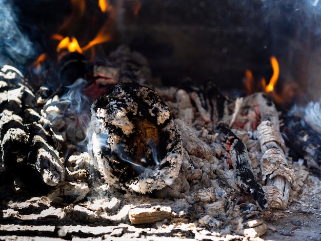 Brennende Protokolle in der Lagerfeuerstelle