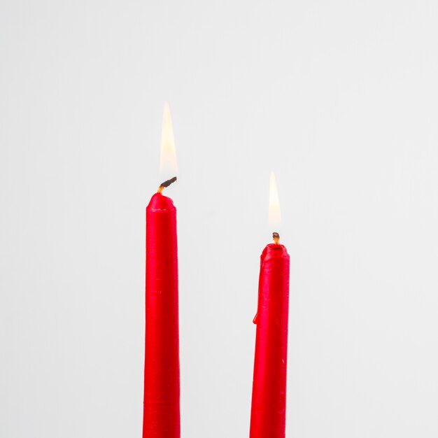 Brennende rote Kerzen