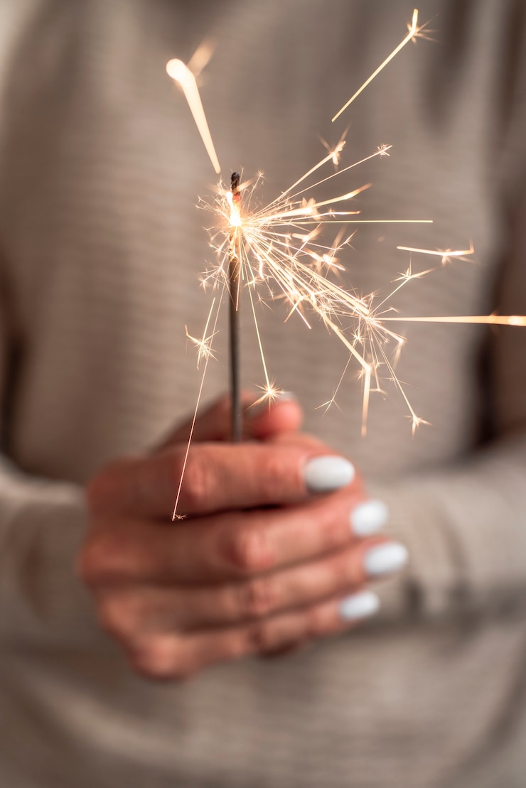Kostenlose Foto brennende wunderkerze explosion in der hand gehalten