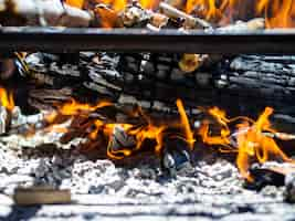 Kostenloses Foto brennendes holz in der feuerstelle