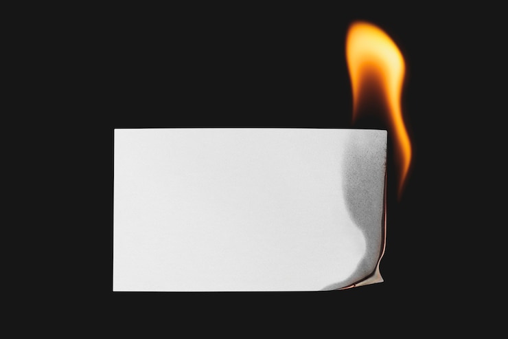 Kostenlose Foto brennendes papier, realistische flamme mit leerem designraum