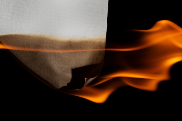 Brennendes Papierhintergrund-Stillleben