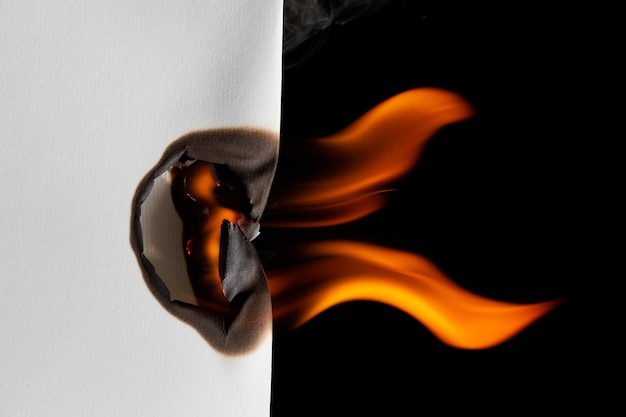 Kostenloses Foto brennendes papierhintergrund-stillleben