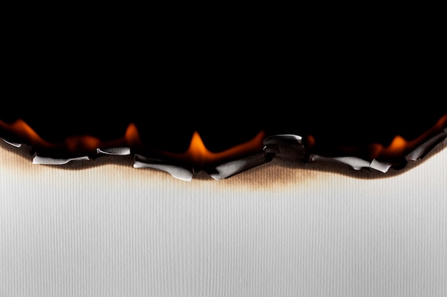 Kostenloses Foto brennendes papierhintergrund-stillleben