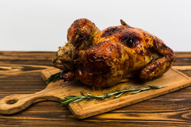 Brett mit gebratenem Huhn auf dem Tisch