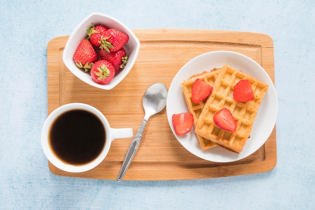 Brett mit Waffeln und Früchten