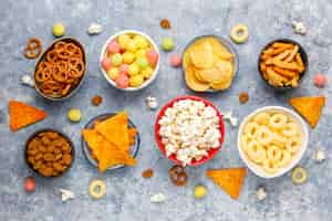 Kostenloses Foto brezeln, pommes, cracker und popcorn in schalen