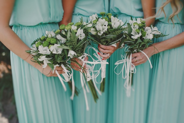 Kostenloses Foto bridesmaids mit bouquets